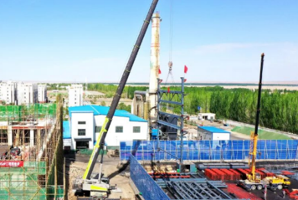 阿克塞縣70MW燃煤熱水鏈條鍋爐建設(shè)項目進入吊裝階段